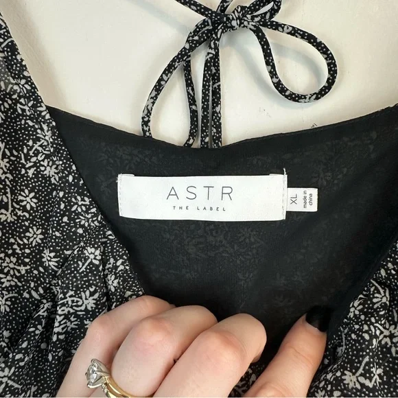 Astr The Label | Fairfield Long Sleeve Square Neck Floral Top Black Size XL - Picture 3 of 7
